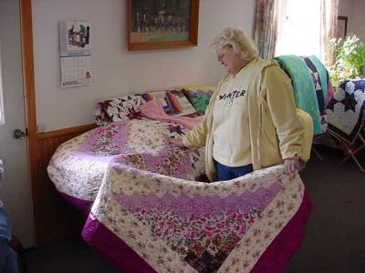 Linda Sue and  the quilt she wants