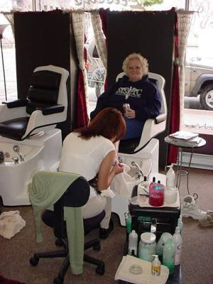 Linda Sue gets her toes done
