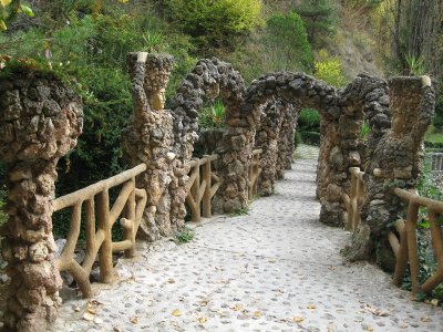 La Pobla de Lillet. Jardins Artigas.Pont dels Arcs