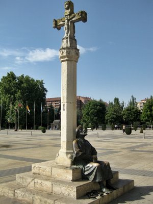 Len. Plaza de San Marcos, Monumento al Peregrino