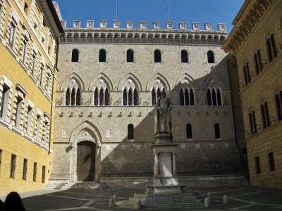 Siena. Piazza Salimbeni