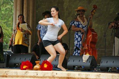 Hula at Kapiolani bandstand