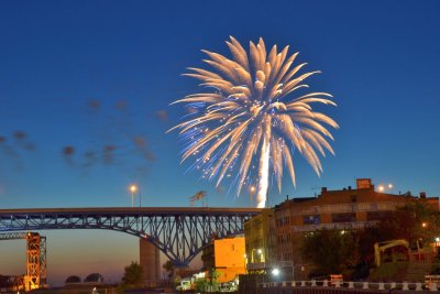 Cleveland Fireworks July 42011 Cuyahoga River.jpg