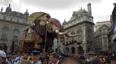 Sultan's (mechanical) elephant, stalks the crowds in London