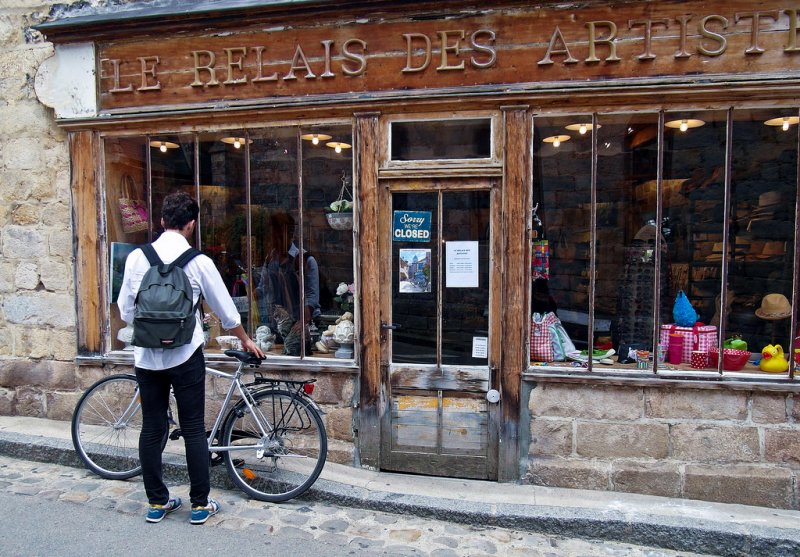 la boutique est fermée, le chat dort.