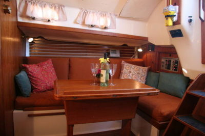 salon, strbd settee & dinette