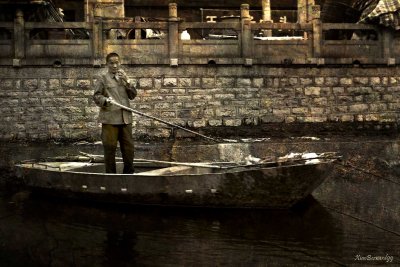 JINAN.Cleaner with the Cigaret on the Canal