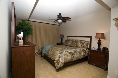 Master bedroom (king bed) w/ beautiful ocean view & balcony access.