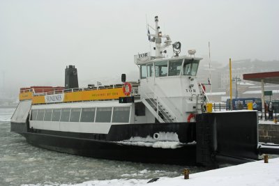 the ferry to soumenlinnan fortress