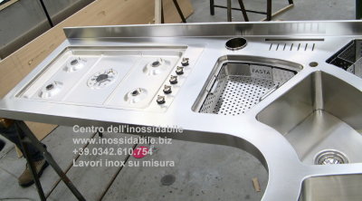 Top cucina inox sagomato con vasche inox su disegno