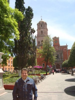 Plaza de Armas (Al fondo se aprecia el templo de San Francisco)