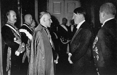 El Papa y Hitler juntos