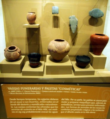 Vasijas funerarias y paletas cosmticas