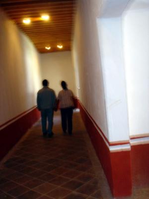 Recorriendo uno de los pasillos del hermoso edificio, mismos que se encuentran en magnfico estado.  Vale la pena la visita.