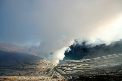 KAWAH IJEN VOLCANO : SMELLS LIKE SULFUR