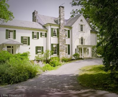Rust Manor House and Nature Sanctuary offers an elegant and beautiful place in Loudoun County. Nature trails on this property in western Leesburg are a great way to complete your visit to Leesburg.