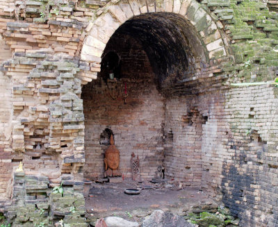 Archway housing a small Buddha