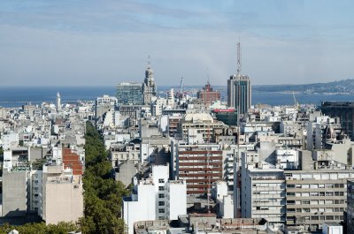 Au fond, le rio de la Plata