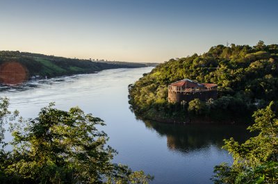 Point triple : en face Brsil,  gauche Paraguay