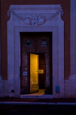 Une porte ouverte dans la nuit