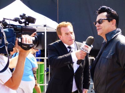 Sun News Interviews Elvis in downtown Collingwood - 2012