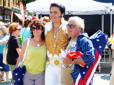 Elvis and fans pose in Collingwood - 2012