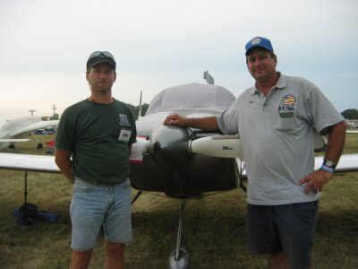 7.29.06 157.jpg Greg and me (Greg's with WhirlWind Propellers)