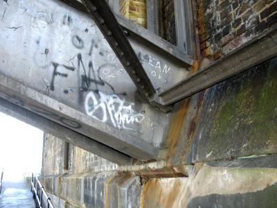 Main support against pier on Surrey side.