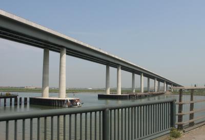 The centre arch of the new bridge.