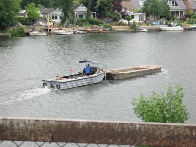 Workboat pushes a dumb barge downstream.
