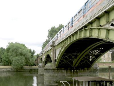 Train on Richmond railway bridge.