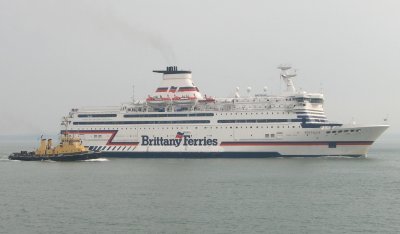 The Bretagne with a tug escort in case of problems entering the harbour.