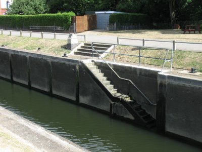 Steps out of main lock.