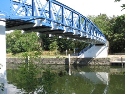 Footbridge to the Surrey side.