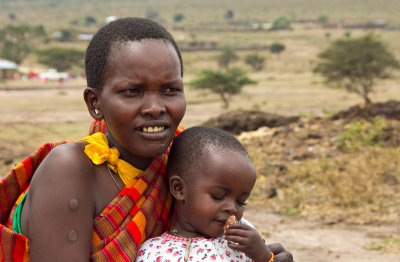 Masai mother/daughter