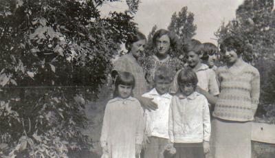 Caroline Kamm Kaiser and some of her children