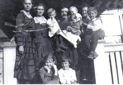 g4/51/263051/3/52426994.1910s_mag_anton_bobo_Caroline_fran_itzy.jpg