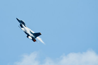 f-16 condensation cloud