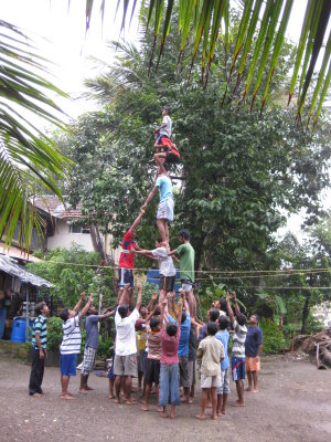 Human pyramid competition practice