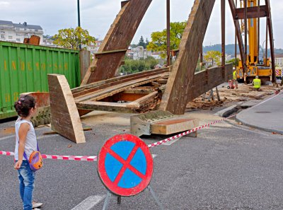 Descuartizando el viejo puente de madera