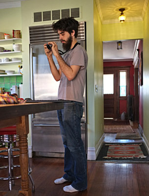 Ian en la cocina con su nueva Sony Nex5 (era mi Sony Nex5)