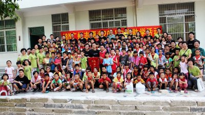 IBM volunteers with students