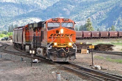 The westbound grainer coming into Paradise, MT.