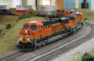 BNSF 7777 leads a Q-ALTLAC 1-29.