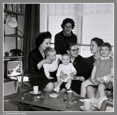 my grandmother with her daughters and their children
