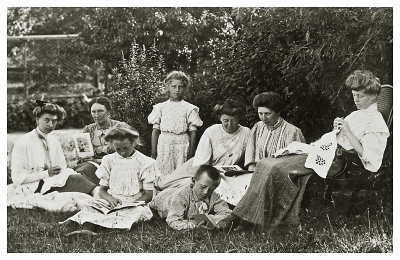 Gruppearrangement i haven i Allinge ca. 1908.