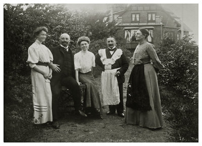Persongruppe i haven i Allinge ca. 1908