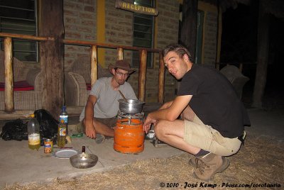 Daan and Rick cooking dinner