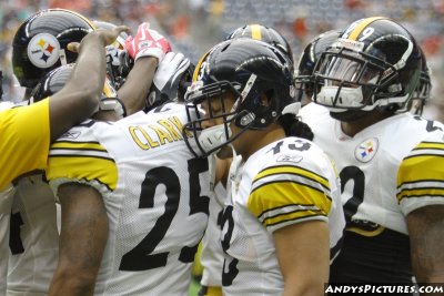 Pittsburgh Steelers huddle