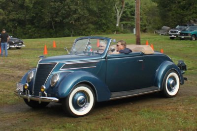 1937 Ford DeLuxe Cabriolet